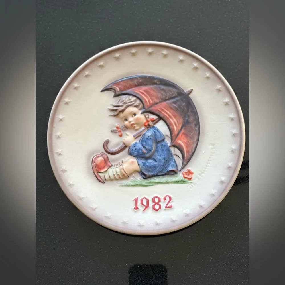 M. J. Hummel 12th Anniversary 1982 Collector Plate